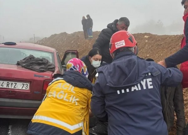Malatya'da feci kaza! İki otomobil kafa kafaya çarpıştı...